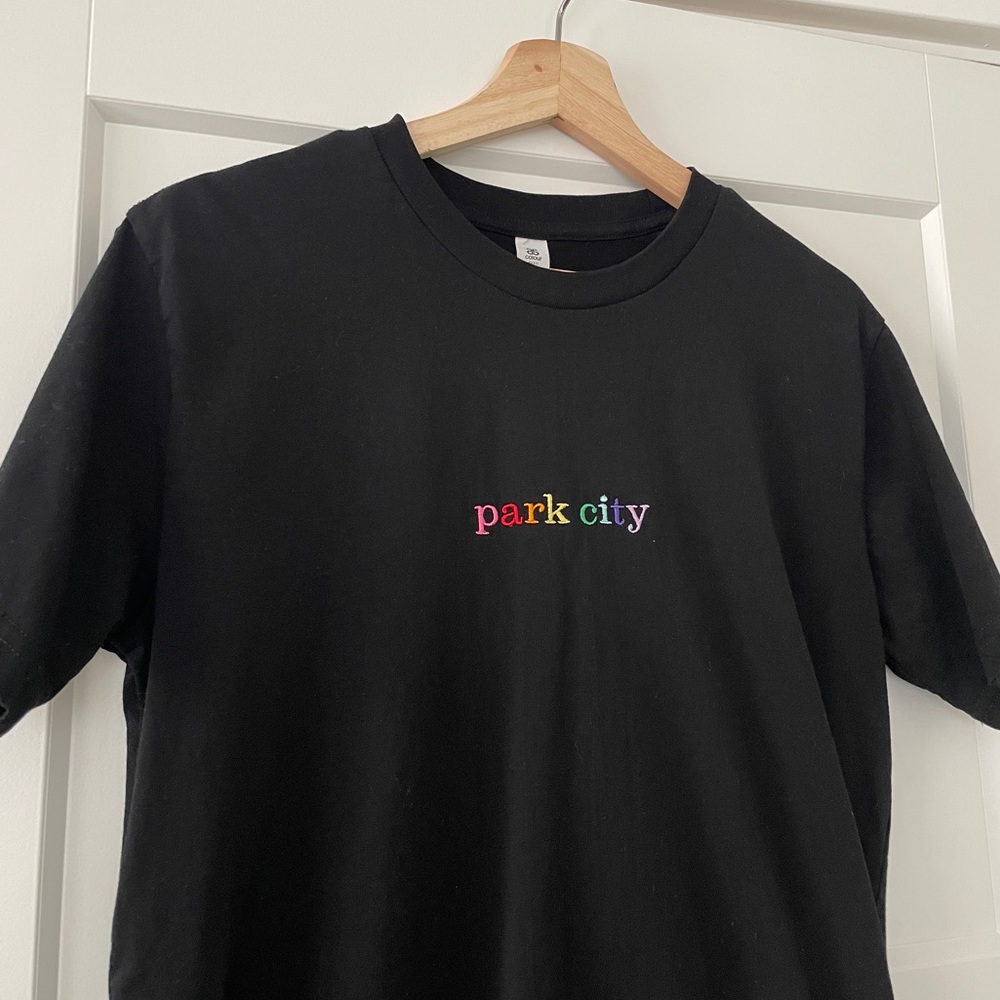 PARK CITY BLACK TSHIRT WITH RAINBOW EMBROIDERY IN MEN’S MEDIUM